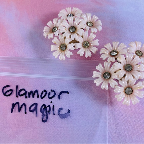 Rare Glamour Magic pale pink plastic rhinestone magnetic flower earrings - Picture 4 of 6